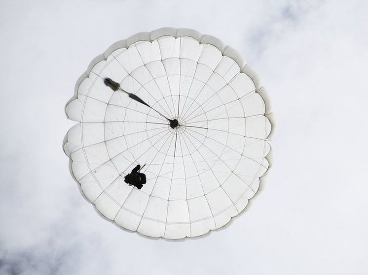 Российские войска начали получать роботизированную парашютную систему «Юнкер»