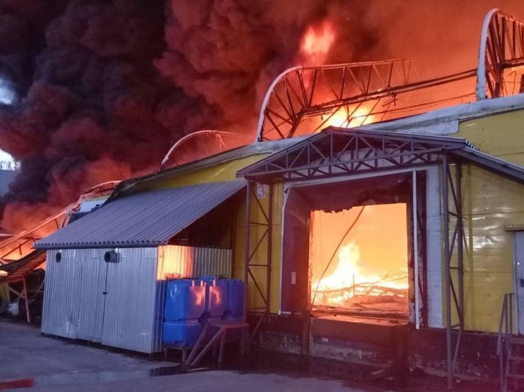 Крупное возгорание произошло сегодня утром на складе в Подмосковье