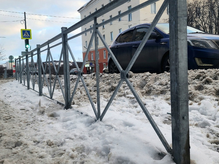 Станет безопасней: в Североморске завершают монтаж пешеходных ограждений
