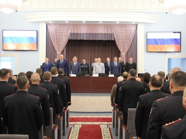 Более 200 сотрудников полиции получили награды и благодарности в профессиональный праздник