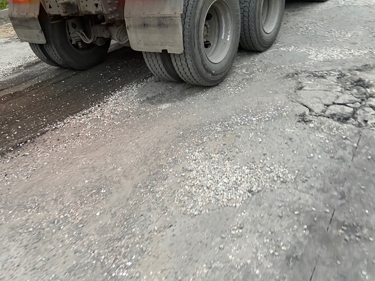 На мосту через реку Шограш в Вологде сняли старый асфальт