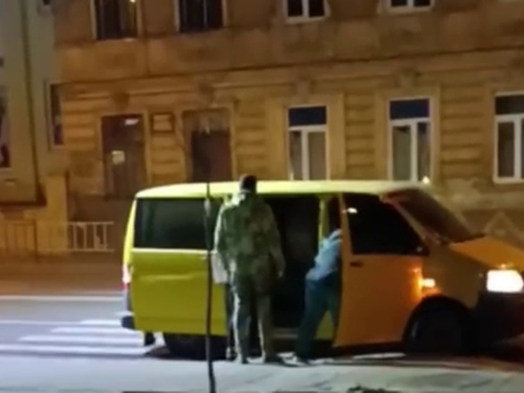 Во Львове сотрудники военкомата силой затолкали мужчину в автобус
