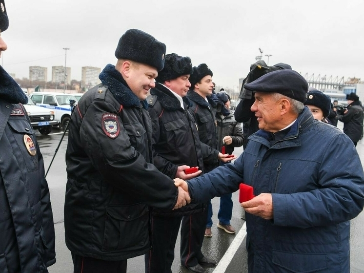 По традиции Минниханов вручил ключи от машин участковым в Татарстане