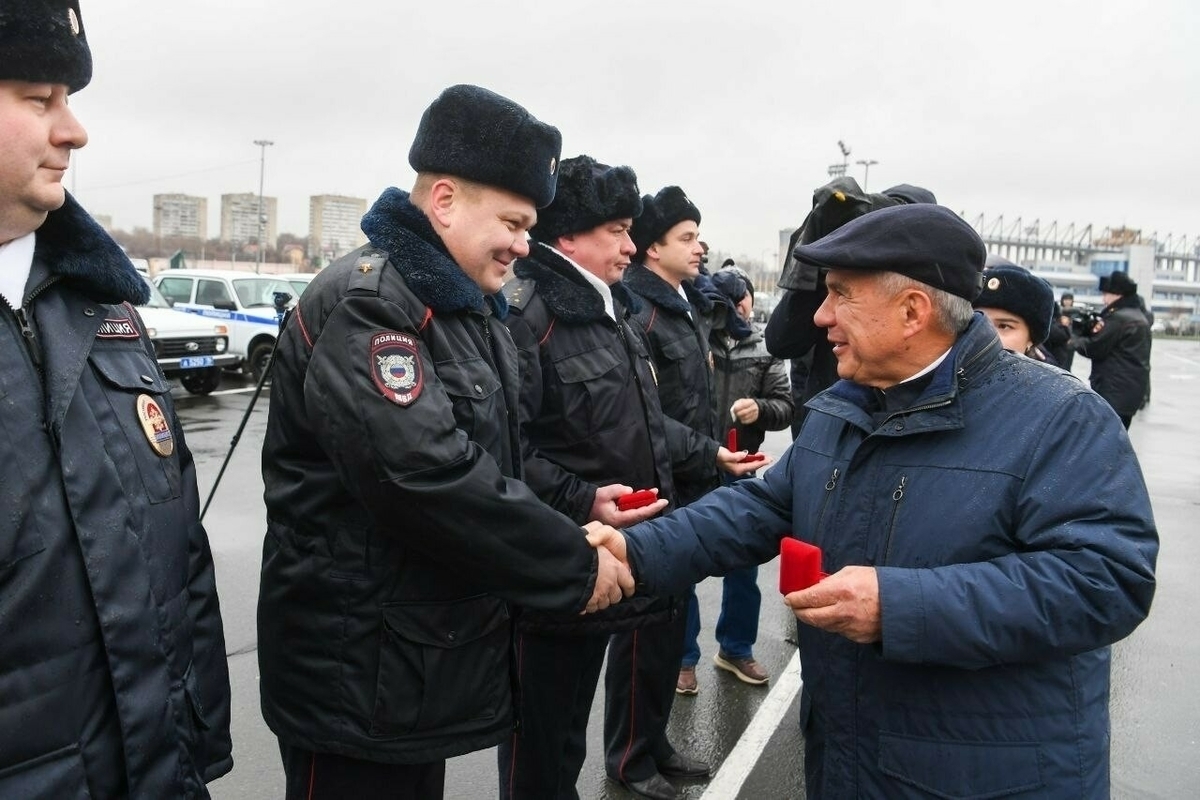 По традиции Минниханов вручил ключи от машин участковым в Татарстане