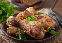 Врач-нутрициолог Ирина Писарева заявила, что люди с аллергией на куриные яйца и белок, а также с нарушением пуринового обмена не должны есть куриное мясо