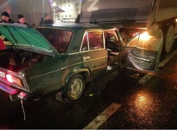 В Смоленске на Шевченко «Жигули» влетели под самосвал