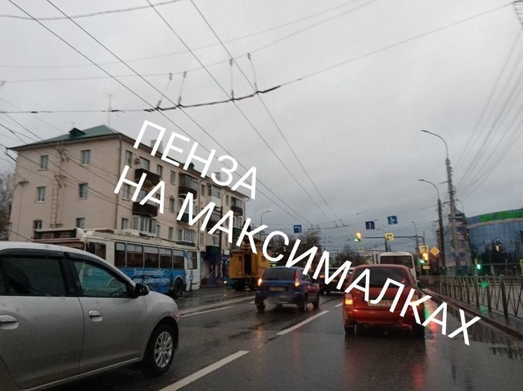 В Пензе оборвались троллейбусные провода на улице Суворова