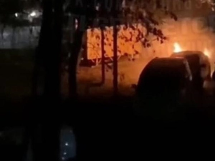 В Ростове на Рабочей площади неизвестные сожгли иномарку