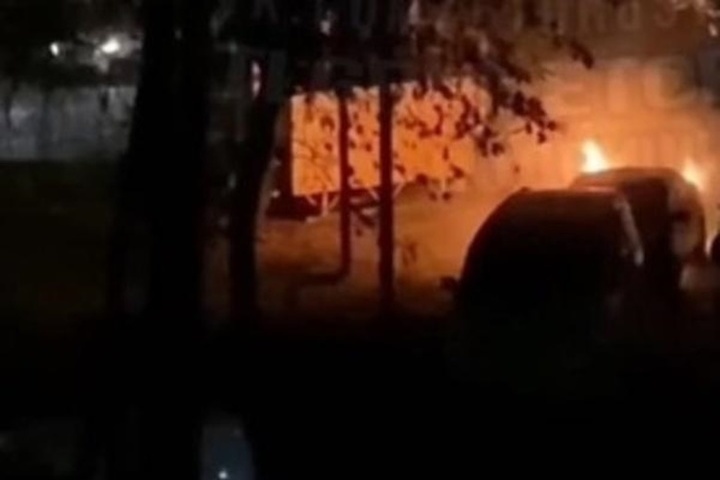 В Ростове на Рабочей площади неизвестные сожгли иномарку