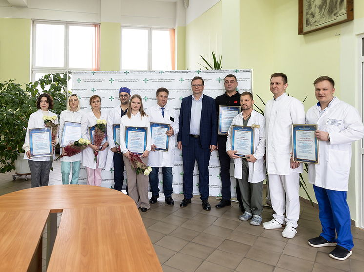 Медиков калининградской областной больницы поблагодарили за спасение пациентки