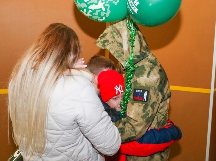 В Надыме с воздушными шарами и плакатами встретили прилетевшего в отпуск бойца СВО
