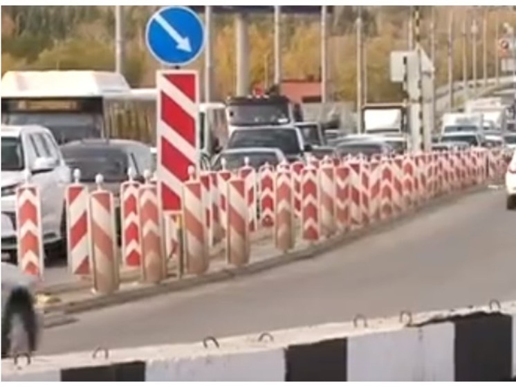 В Омске машины вставили в пробке из-за ДТП у Ленинградского моста