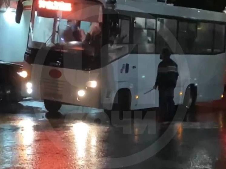 В Сочи задержали неадекватного мужчину, который лопатой громил автобус