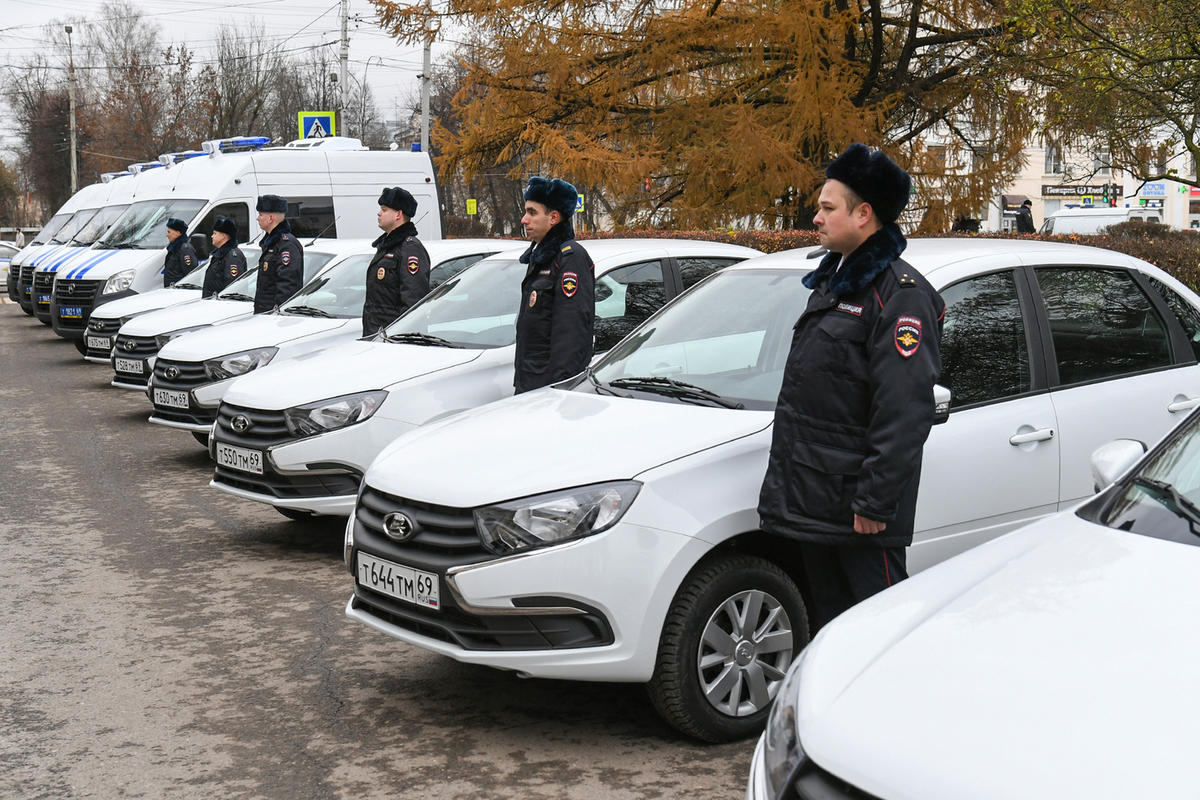 Подразделения ОВД Тверской области получили 16 новых служебных автомобилей  - МК Тверь