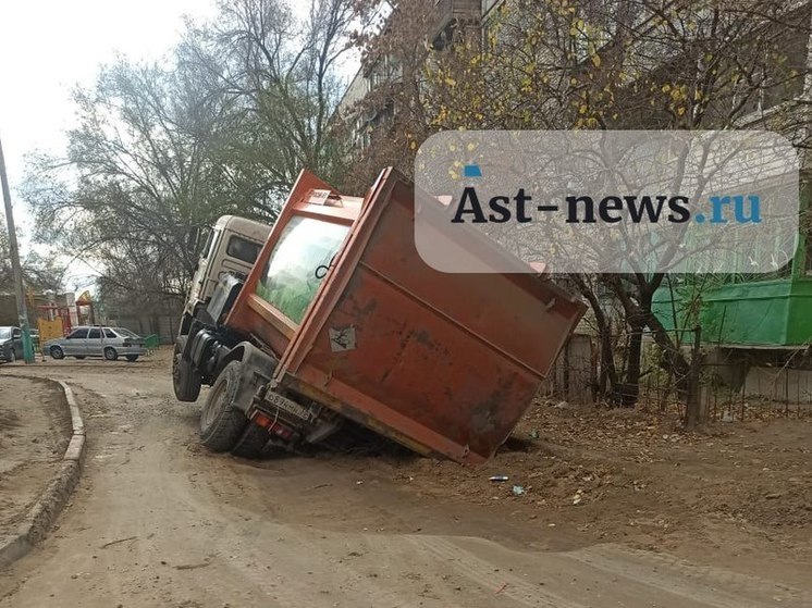 В Астрахани под землю провалился мусоровоз
