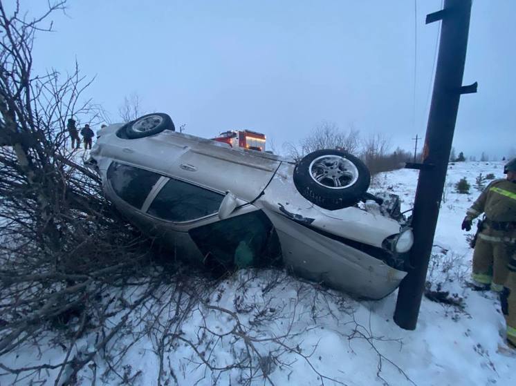 Под Новым Уренгоем травмы получил водитель улетевшей в кювет иномарки