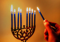 Ханука – это иудейский праздник света, иначе его называют Праздником свечей, или Праздником света. В 2023 году он начнется после захода солнца 7 декабря и продлится до 15 декабря. Подробнее об истории праздника, его значении и традициях – читайте в нашем материале.