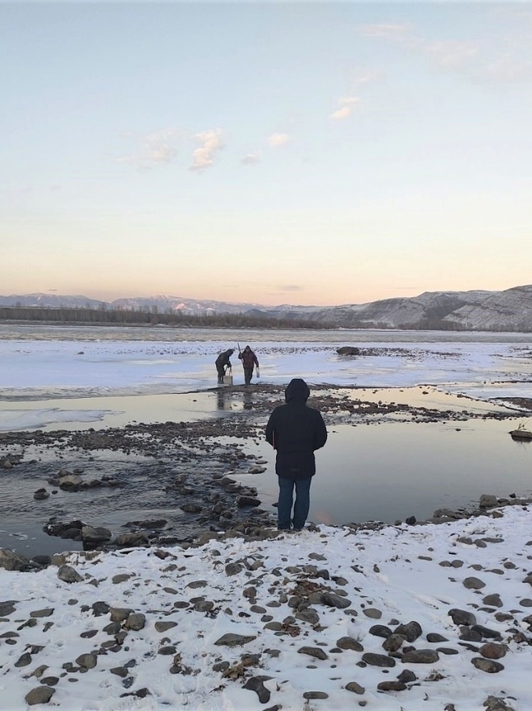 В Кызыле наказали двух рыбаков за выход на тонкий лед