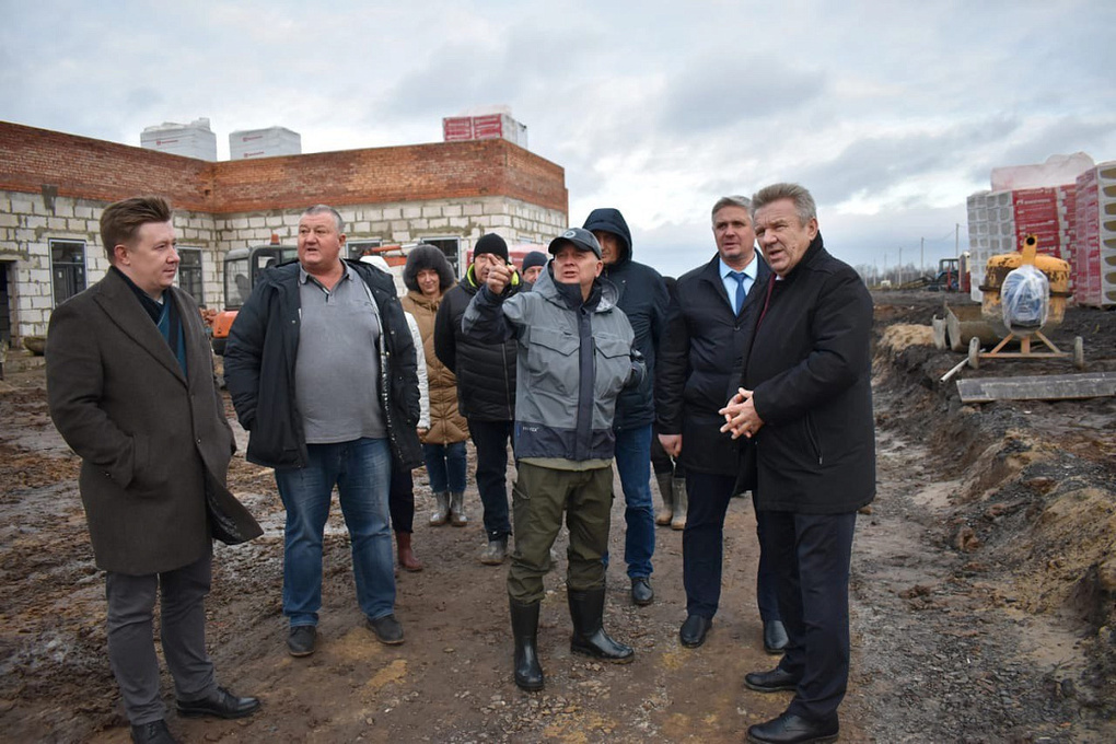 Замгубернатора Стародубцев посетил стройплощадки в Железногорском районе