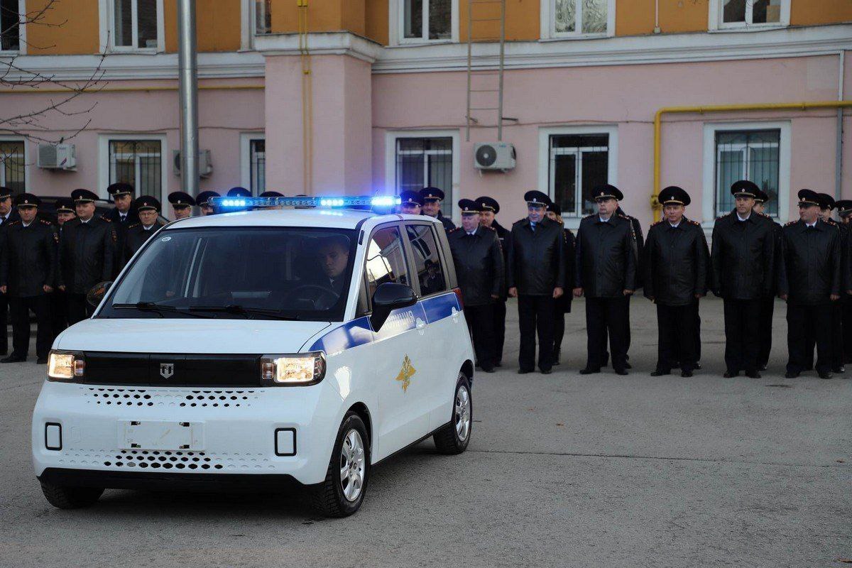 Павел Малков передал рязанским полицейским электрокар для патрулирования