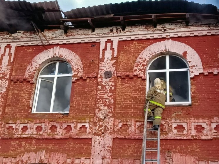 После обстрела ВСУ в Курской области потушили пожар на крыше производственного здания