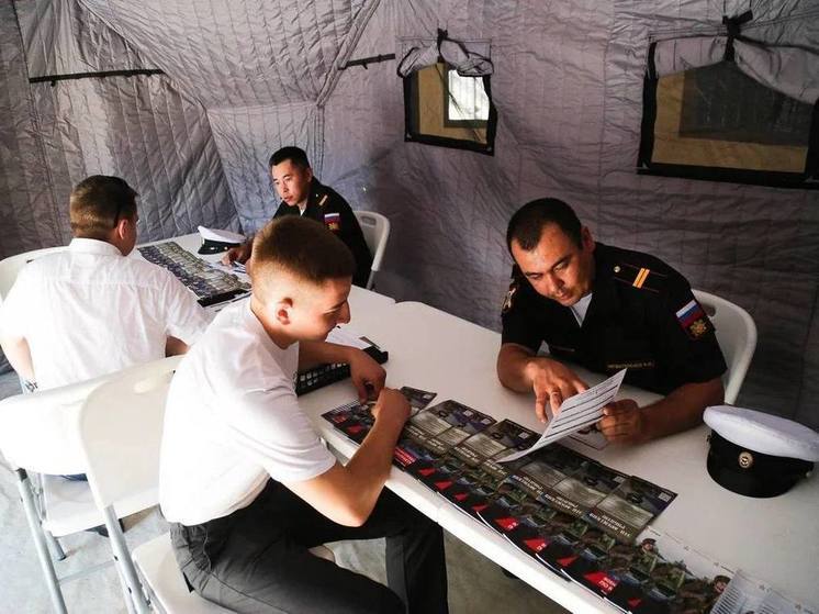 Сколько астраханцев отправились служить по контракту