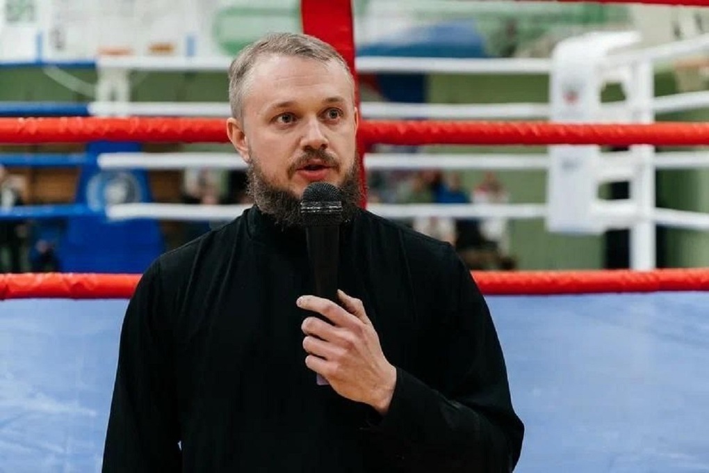 В Томске региональный боксерский турнир имени Путина открывал священник