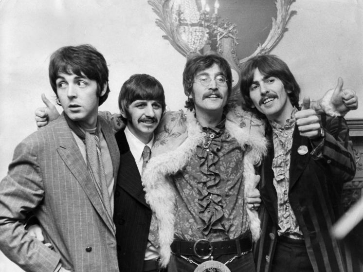 Последняя песня Beatles "Now and Then" возглавила музыкальный хит-парад в Великобритании