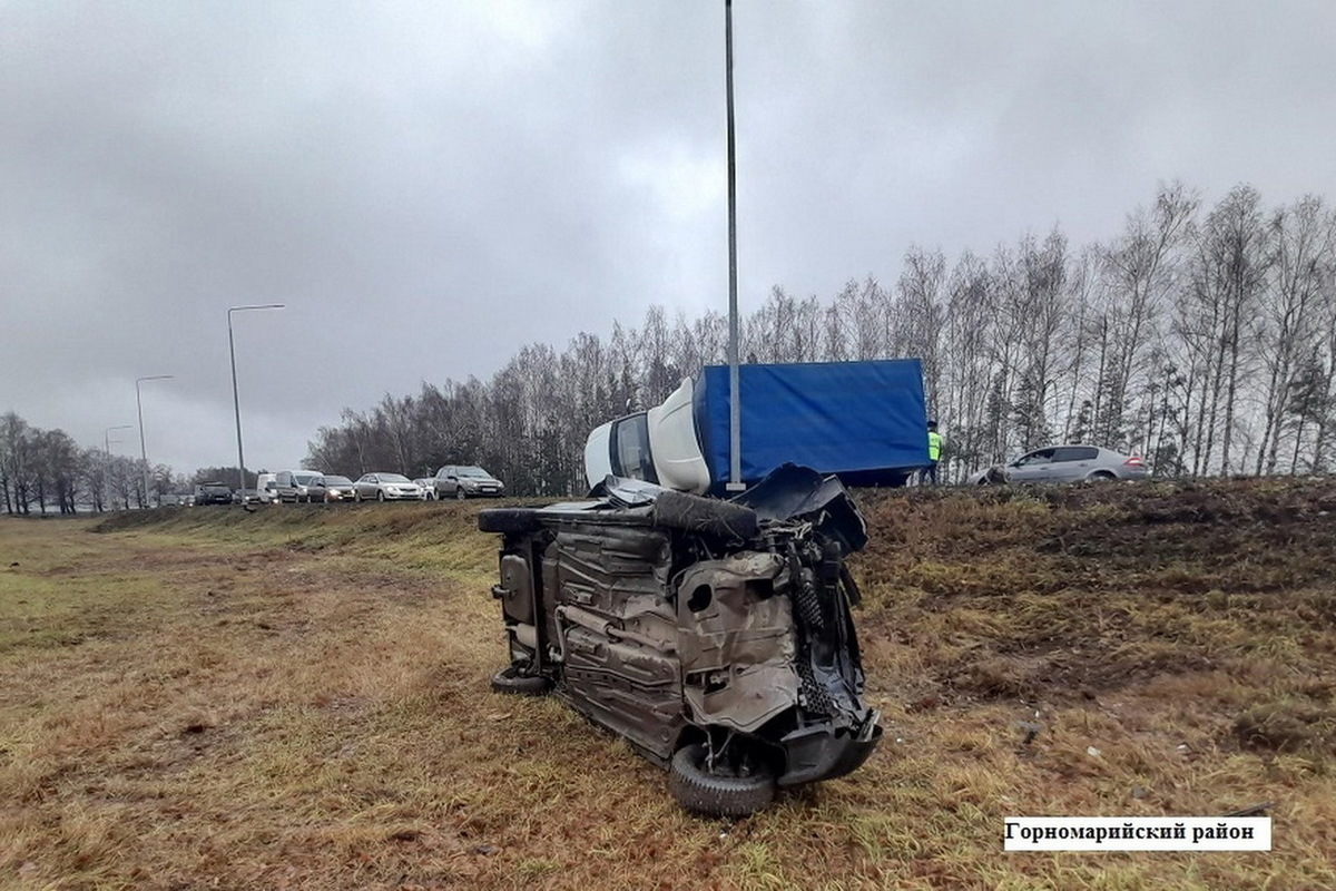 Два водителя попали в больницу после столкновения авто в Горномарийском районе