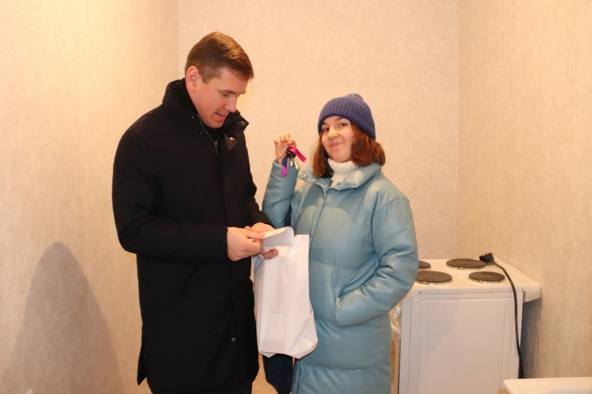 Глава Северодвинска вручил ключи от квартир детям-сиротам