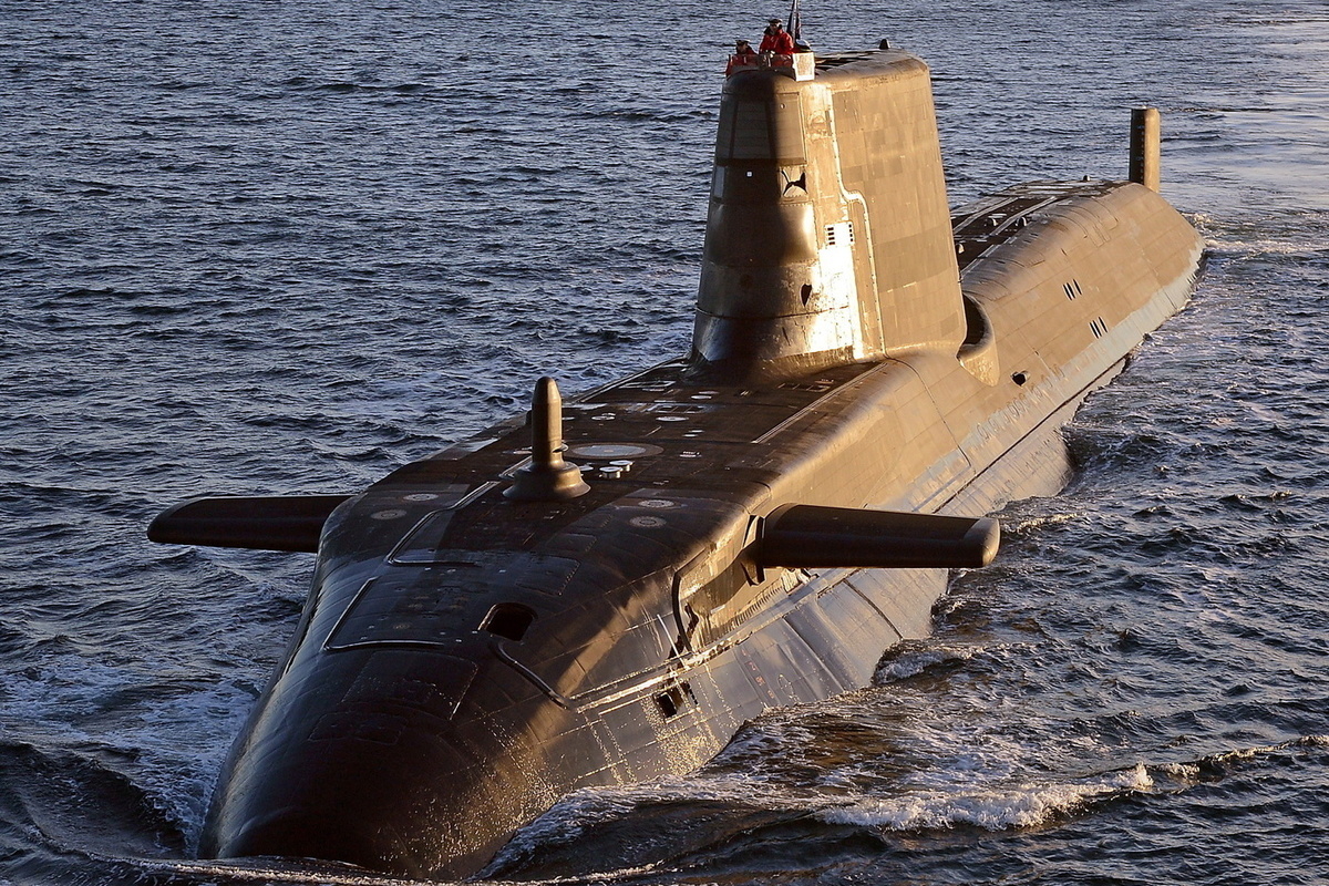 DE: British submarine Odeyshes, built against Russia, rots next to scrap metal