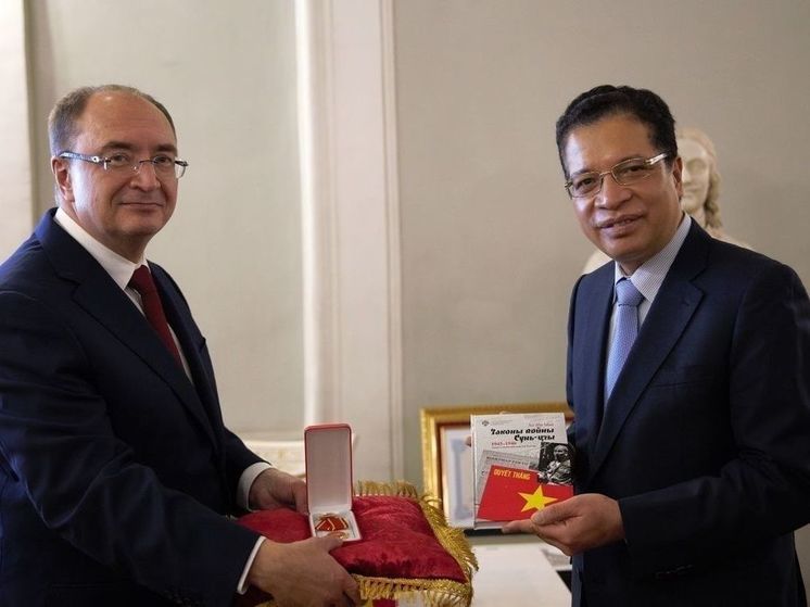 В Петербурге СПбГУ получил орден Дружбы Вьетнама