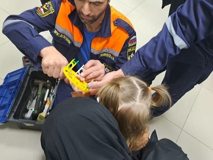 В Каспийске спасатели спасли палец девочке
