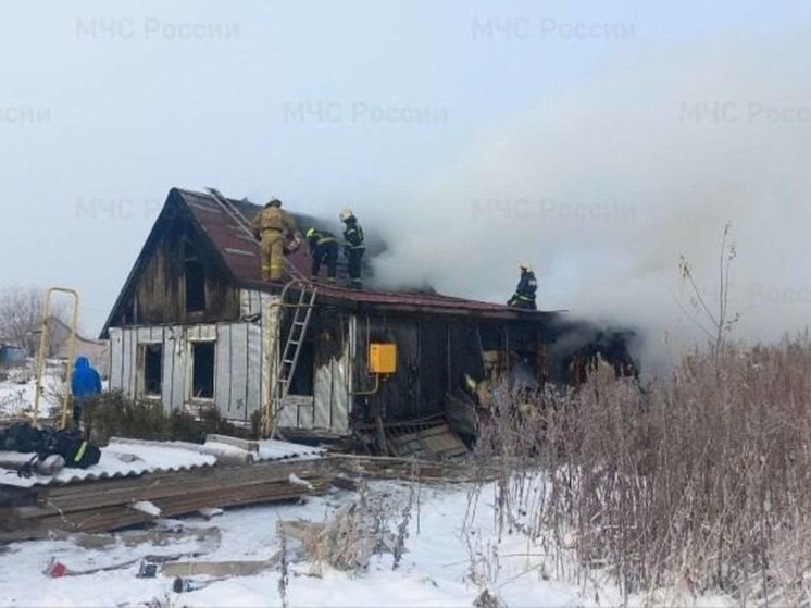 Частный дом загорелся в пригороде Южно-Сахалинска утром 12 ноября