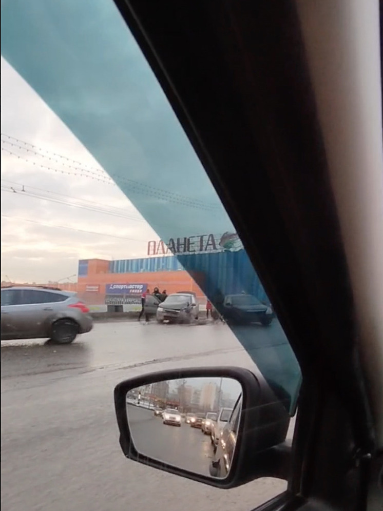 Два автомобиля столкнулись лоб в лоб в Новокузнецке