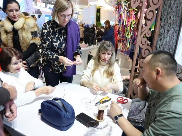 На выставке «Россия» якутяне научили гостей плести из волоса якутской лошади