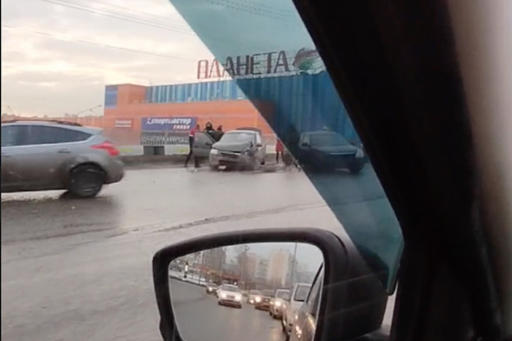Два автомобиля столкнулись лоб в лоб в Новокузнецке