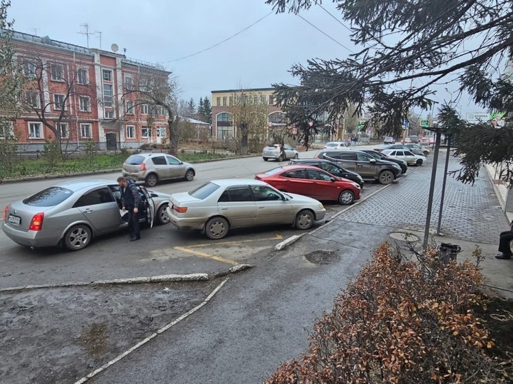 Омичи просят чиновников разобраться с парковками на остановках в центре города