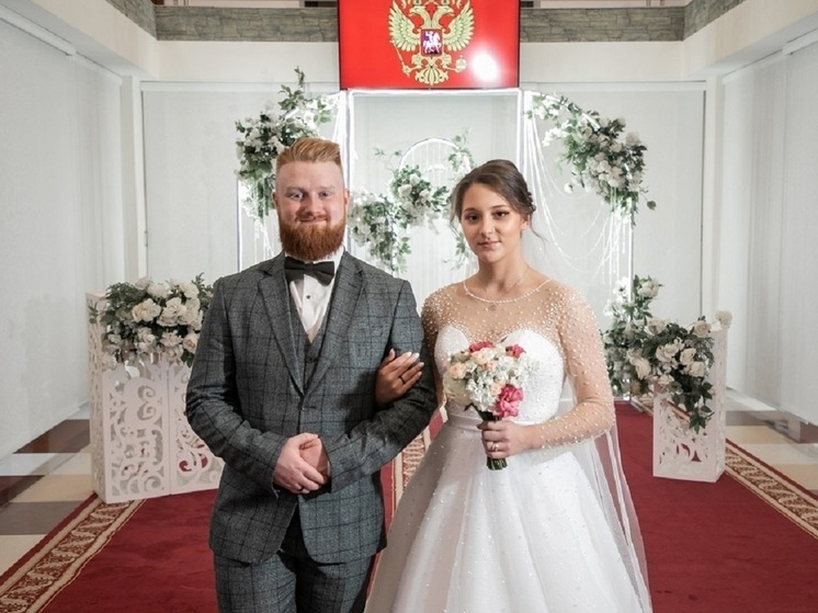 В Ноябрьске вернувшийся с фронта мужчина женился на возлюбленной: на свадьбу пригласили главу города