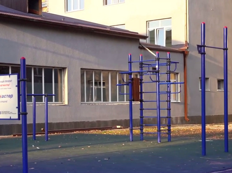 Во Владикавказе устанавливают спортивные и детские площадки