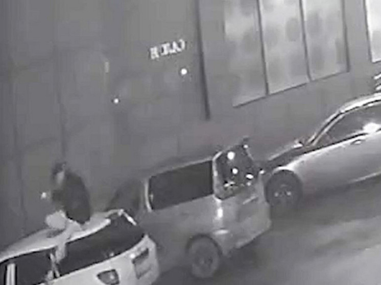 Красноярец пошел в магазин по крышам припаркованных автомобилей