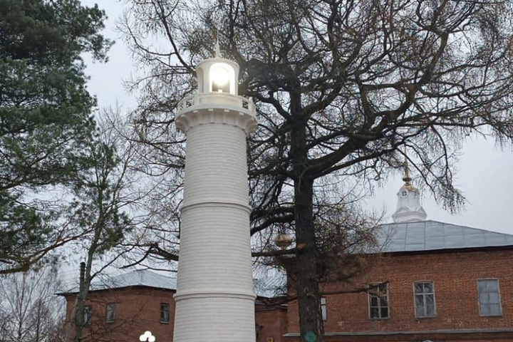 Жители костромского Буя любуются десятиметровым маяком