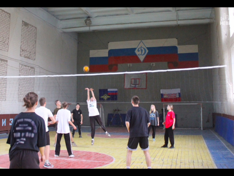 В Невинномысске полицейские сыграли в волейбол со студентами и школьниками