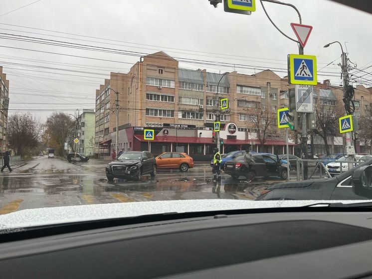 12 ноября на улице Грибоедова в Рязани столкнулись Audi и Lada