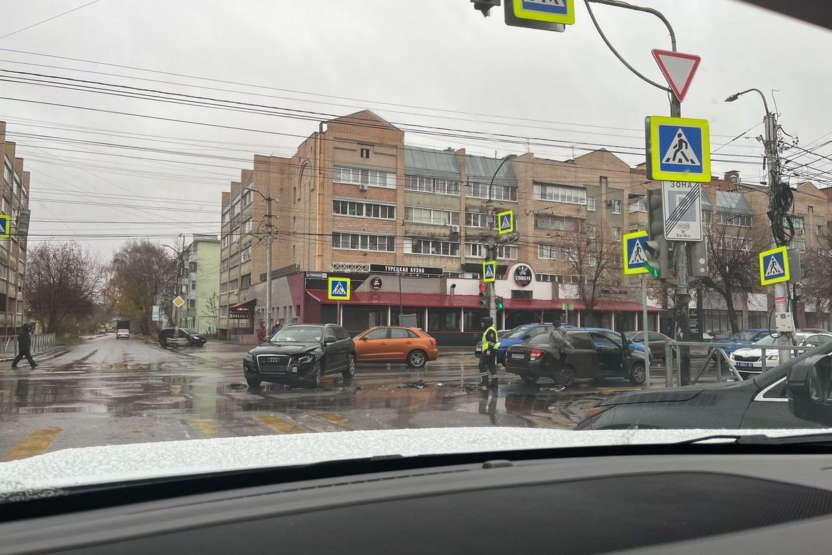 12 ноября на улице Грибоедова в Рязани столкнулись Audi и Lada