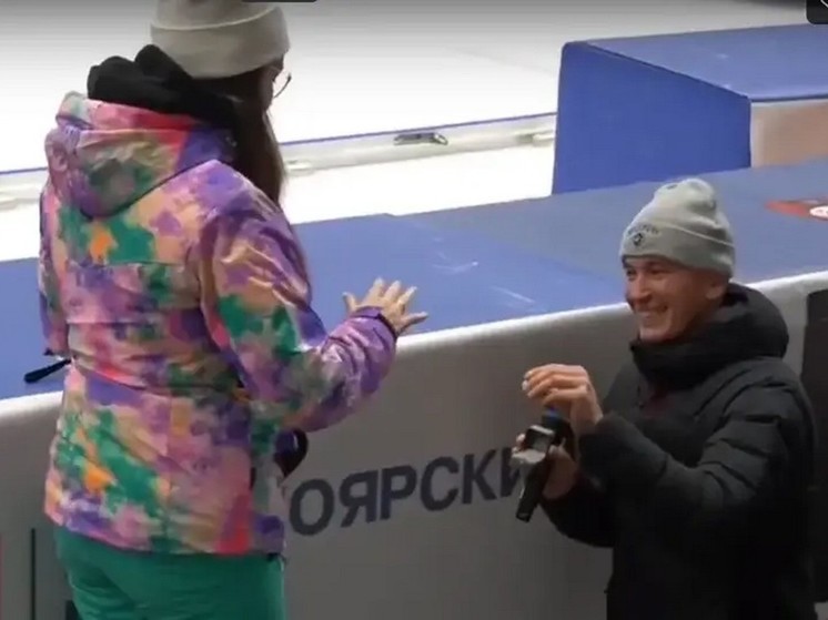 Красноярец сделал предложение девушке на хоккейном матче