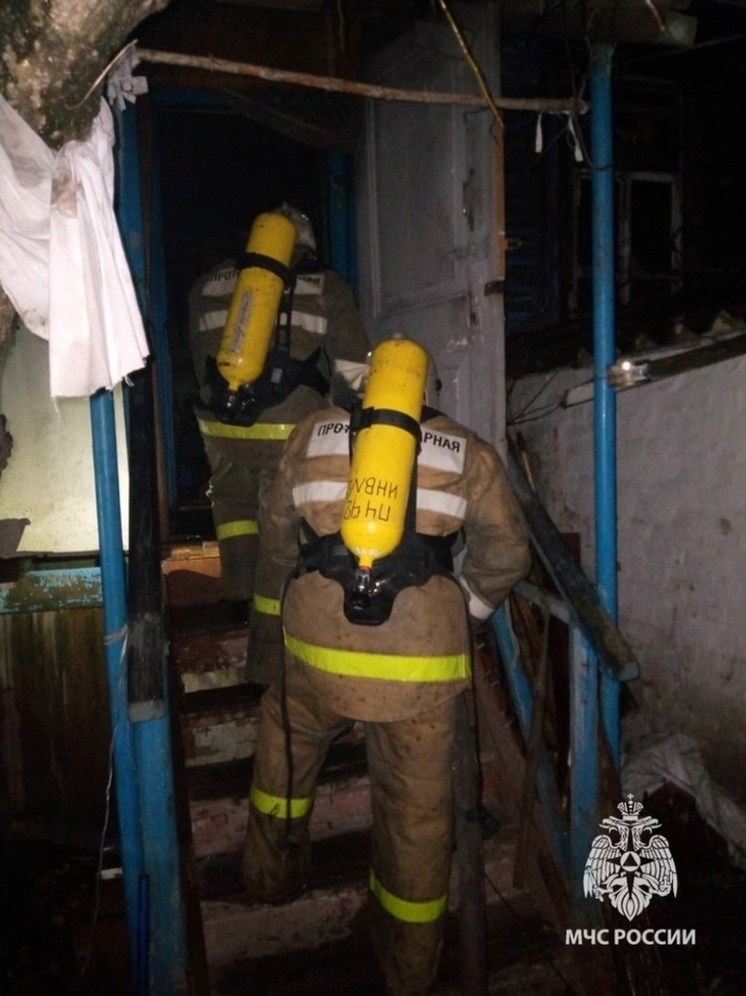 В Курской области из горящего дома 84-летнего мужчину вытащил сосед