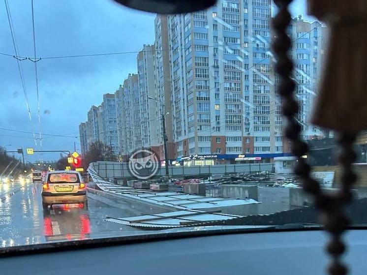 В Пензе рухнул забор вокруг бывшего Арбековского рынка