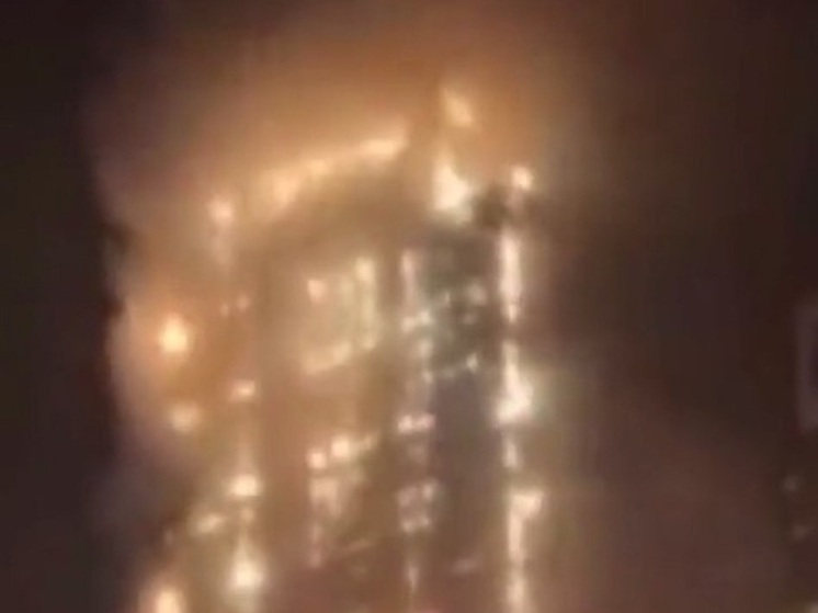 Десятиэтажный бизнес-центр в турецкой Бурсе полностью выгорел после попадания молнии