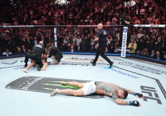 Бой за временный чемпионский титул UFC получился коротким: фото боя Павловича